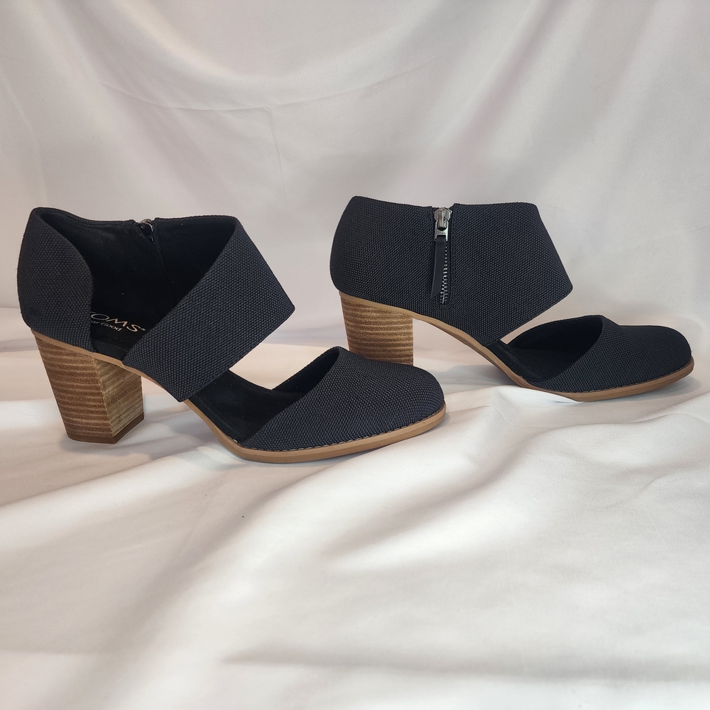 Toms Milan Black Closed Toe and Heel with Crossover Strap, Brown
Heel, Size 10 - Picture 2 of 10